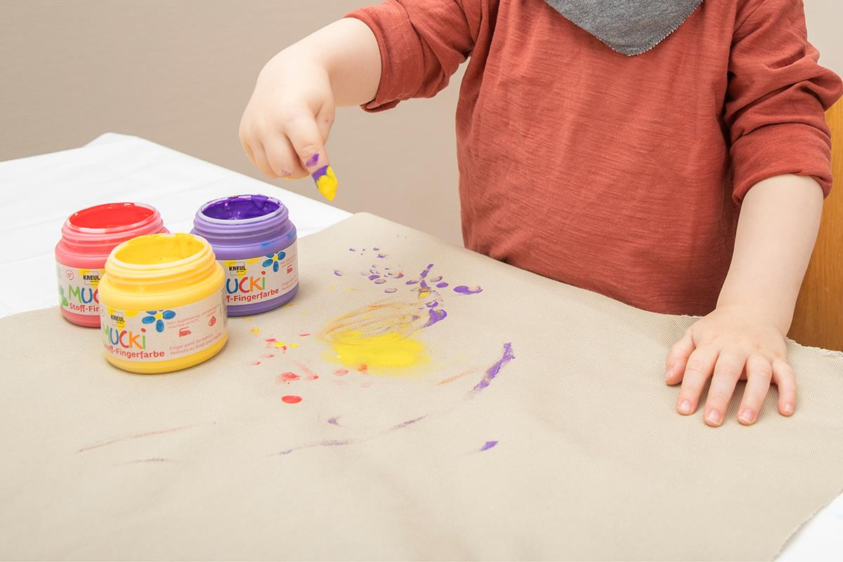 Lad børnene male skøn tekstilmaling